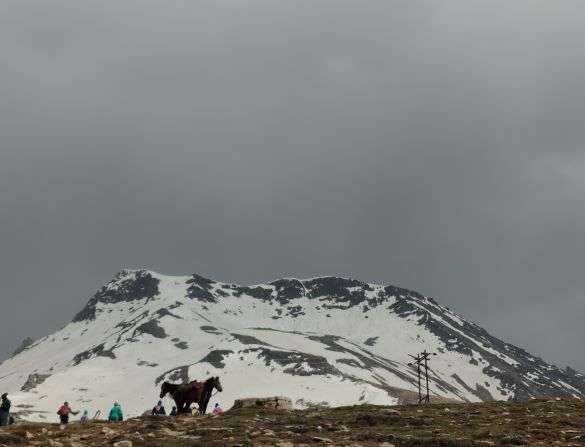 Snow mountain at Rohtang La and the trip costs only 2000rs