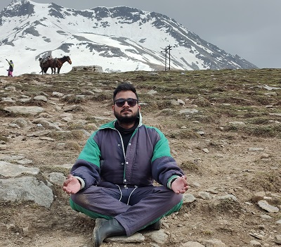 Man meditating at Rohtang pass who visited in a very low trip cost