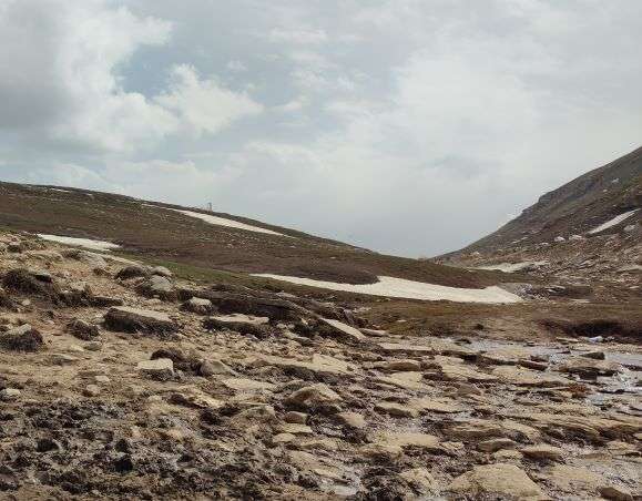 Vyas River flowing side by side during the rohtang trip which costs as low as 2000rs