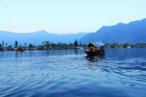 Shikara Ride is the best thing to do in Kashmir tourism in Dal Lake